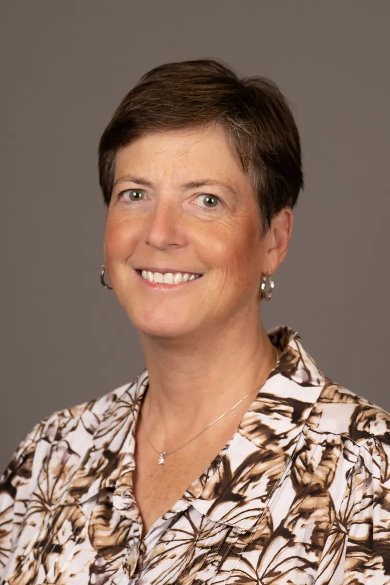 Wendy_Savelle_DH_Headshot_Cropped_800x1200
